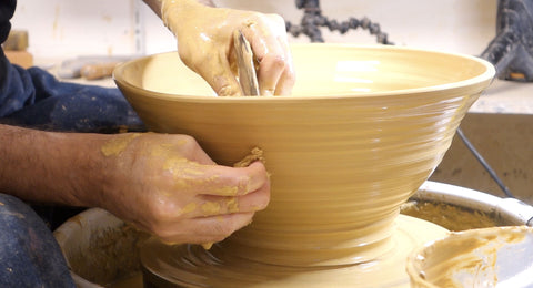 Il ritmo del tornio, una danza lenta che ripaga ogni secondo